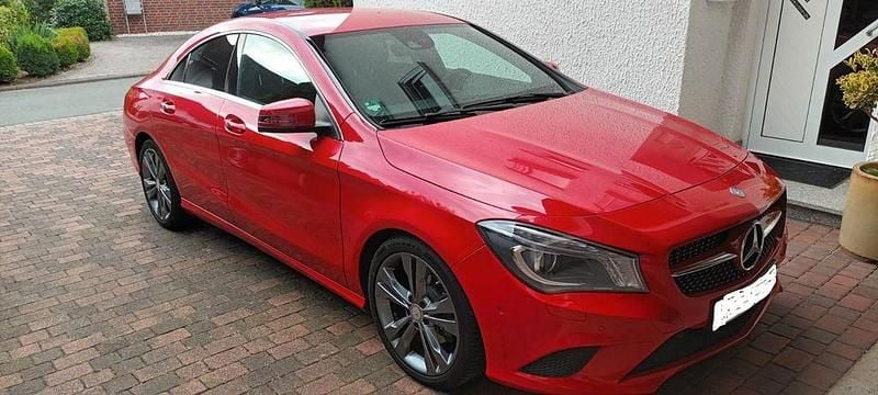 Rot Gebraucht 2016 Mercedes CLA200 Urban Coupé | 17.300 € (Guter Preis) - Bild 1/4