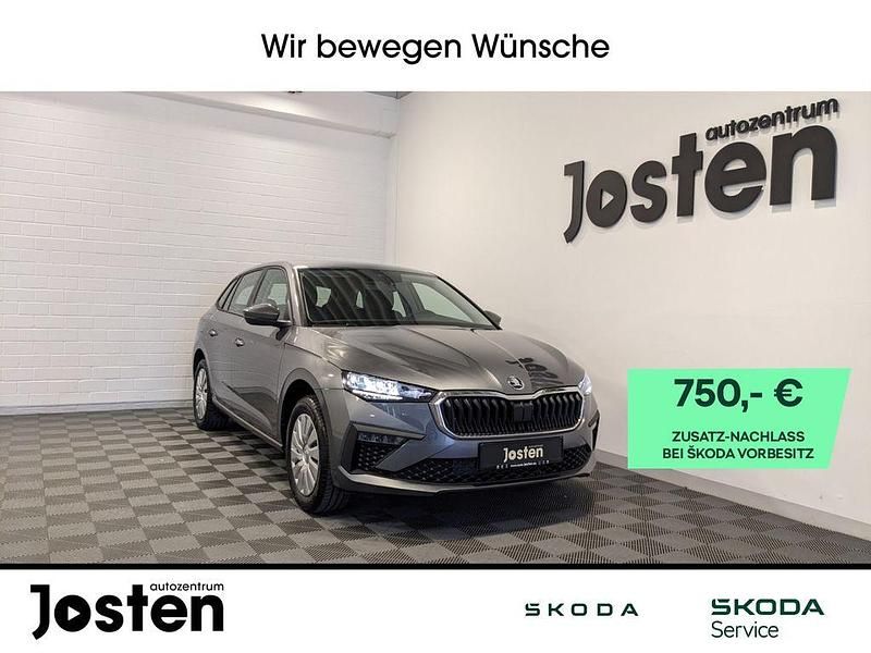 Grau (graphitegrau metallic) Gebraucht 2024 Skoda Scala Essence Kleinwagen | 19.890 € (Fairer Preis) - Bild 1/4