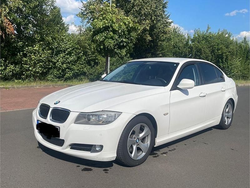 Weiß Gebraucht 2011 BMW 320 Efficient Dynamics Limousine | 3.999 € (Guter Preis) - Bild 1/4