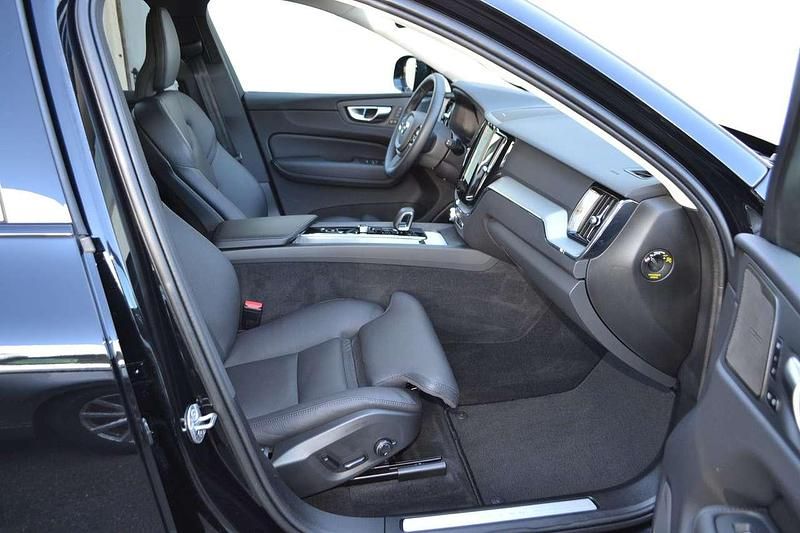 Gebraucht Volvo XC60 Plus 197 PS (144 kW) 2024 Schwarz metallic SUV