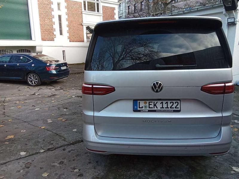 Gebraucht VW Multivan Life 150 PS (110 kW) 2024 Silber Van