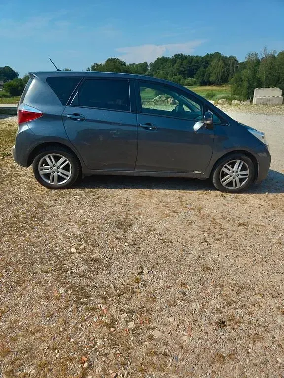 Gebraucht Toyota Verso-S Club 99 PS (72 kW) 2011 Grau Van / Kleinbus
