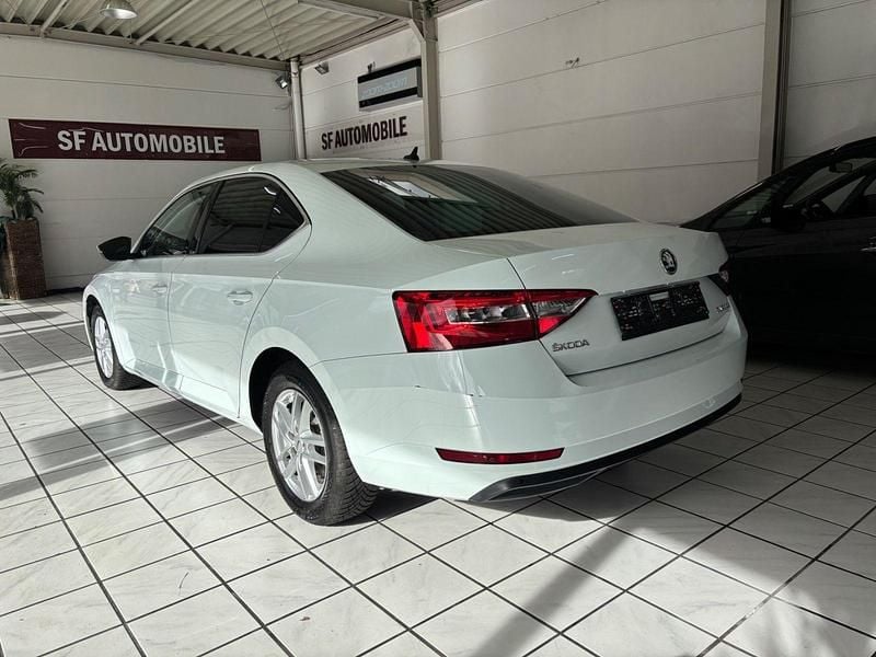 Gebraucht Skoda Superb 120 PS (88 kW) 2017 Weiß Limousine