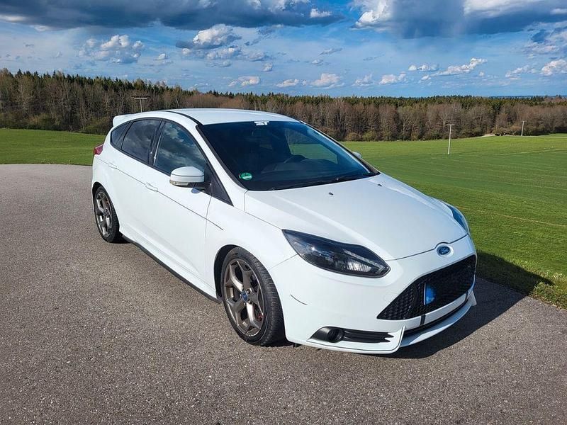 Gebraucht Ford Focus Sport 250 PS (183 kW) 2013 Weiß Limousine