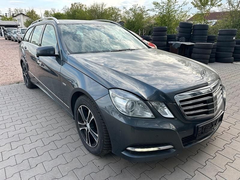 Gebraucht Mercedes E300 231 PS (169 kW) 2011 Blau Kombi