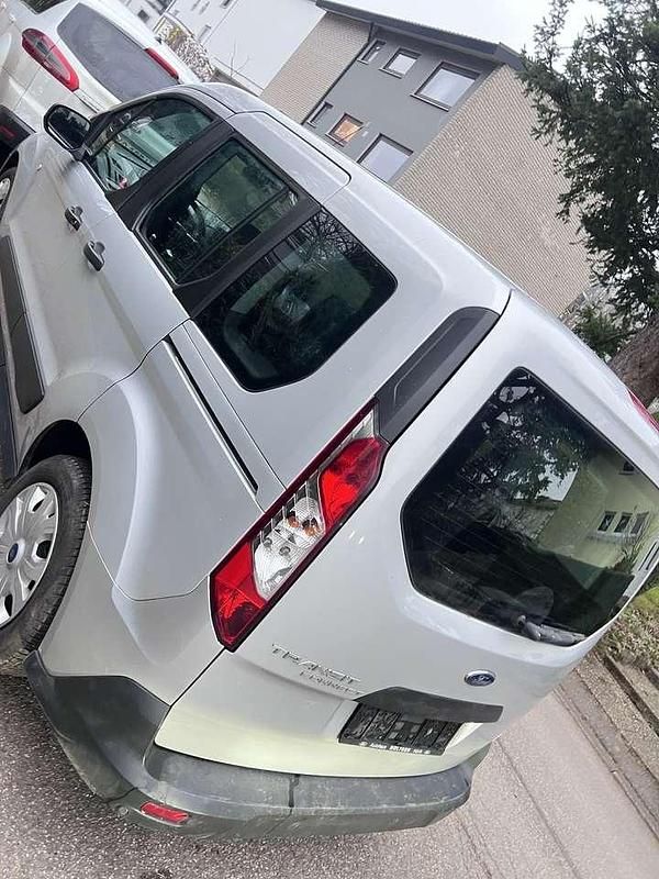 Gebraucht Ford Tourneo Trend 101 PS (74 kW) 2019 Silber Kombi