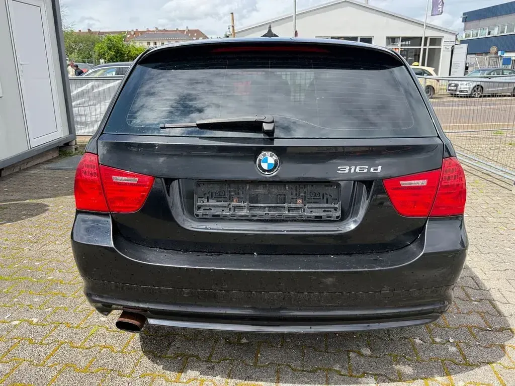 Gebraucht BMW 316 116 PS (85 kW) 2010 Schwarz Kombi