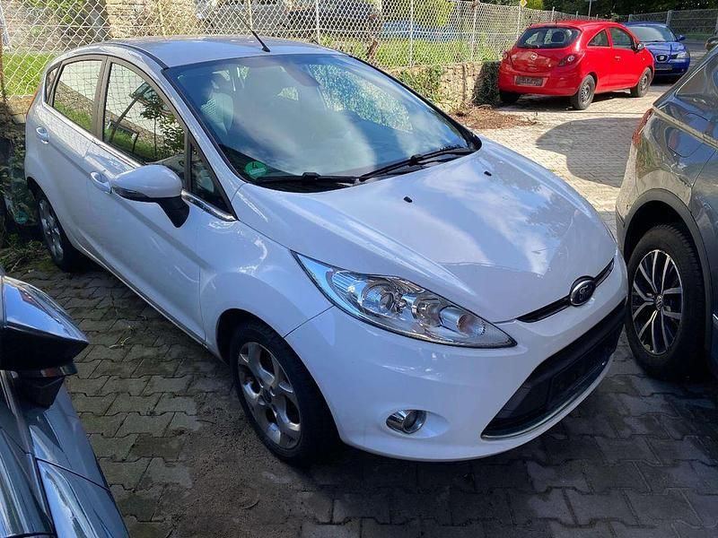 Weiß Gebraucht 2010 Ford Fiesta Titanium Kleinwagen | 5.399 € (Fairer Preis) - Bild 1/4