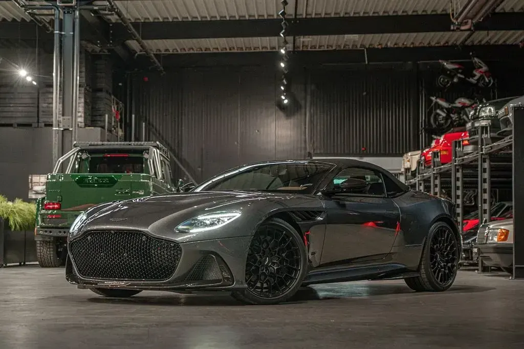 Gebraucht Aston Martin DBS 725 PS (533 kW) 2023 Xenon grey signature Cabrio