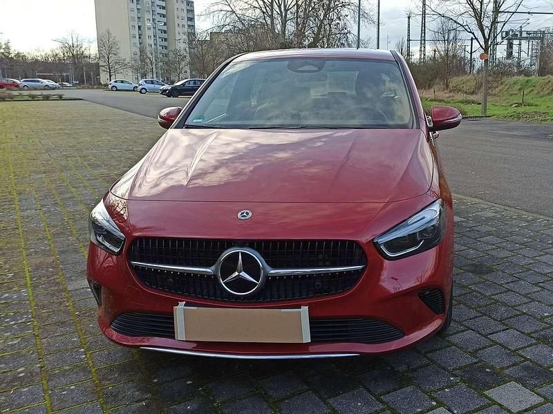 Rot Gebraucht 2023 Mercedes B200 Advanced Van / Kleinbus | 31.490 € (Fairer Preis) - Bild 1/4