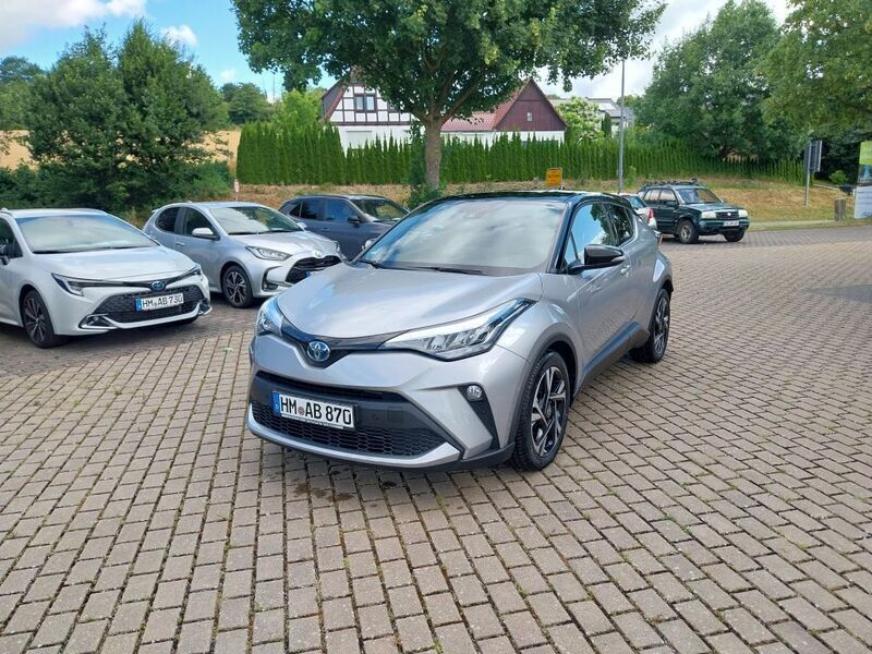 Shimmeringsilber metallic/ dach schwarz Gebraucht 2023 Toyota C-HR Team SUV | 29.990 € (Fairer Preis) - Bild 1/4