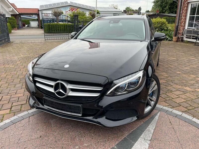 Obsidianschwarz metalliclack Gebraucht 2017 Mercedes C350e Avantgarde Kombi | 20.500 € (Fairer Preis) - Bild 1/4