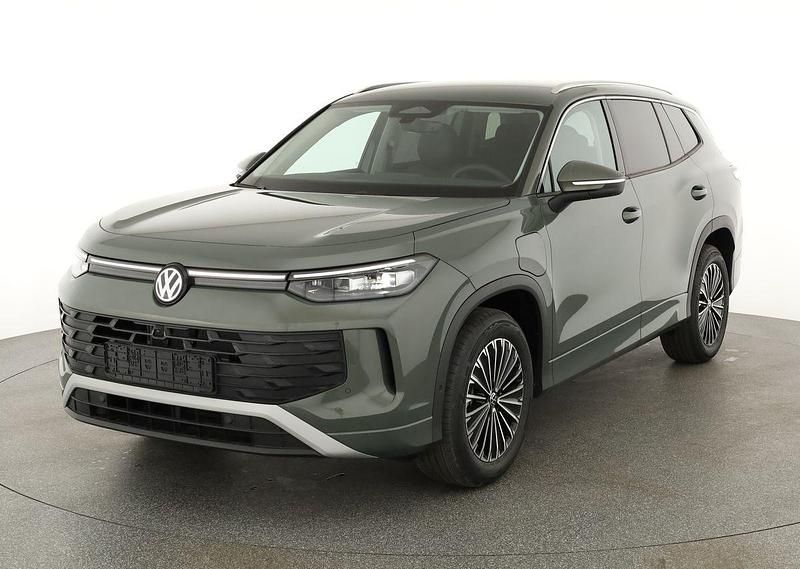 Cipressino grün metallic Neu 2025 VW Tayron Life SUV | 50.495 € (Fairer Preis) - Bild 1/4