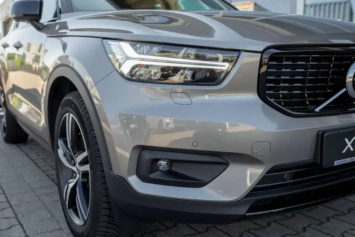Gebraucht Volvo XC40 R-Design 197 PS (144 kW) 2022 Pebble grey / metallic SUV