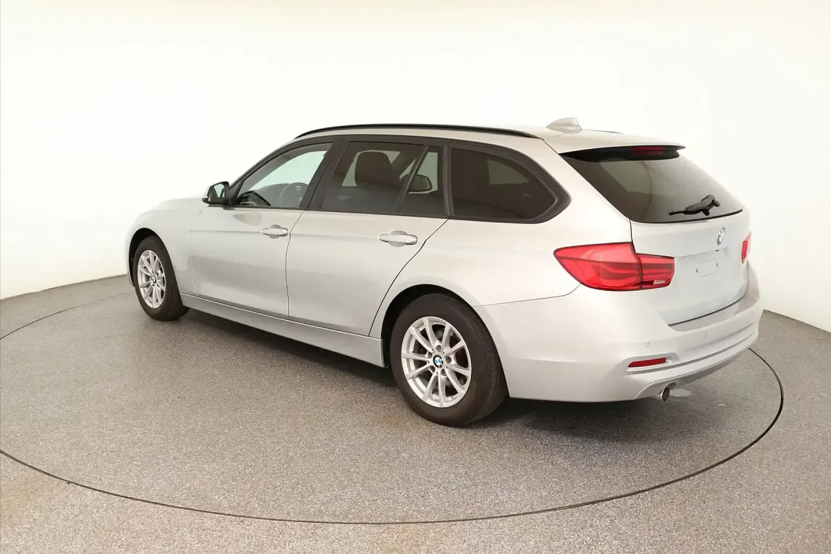 Gebraucht BMW 318 Advantage 150 PS (110 kW) 2019 Glaciersilber Kombi