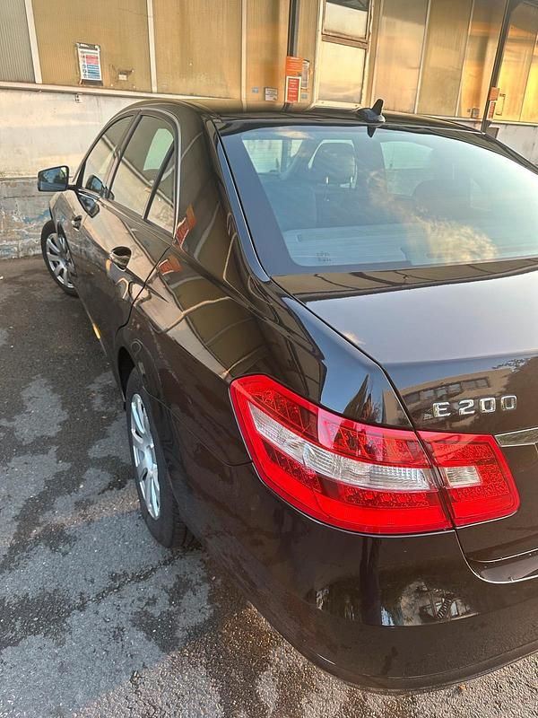 Second-hand Mercedes E200 184 CP (135 kW) 2010 Negru Berlinǎ