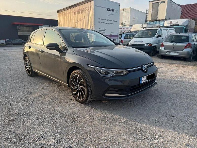 Gebraucht VW Golf VIII Active 131 PS (96 kW) 2022 Grau Limousine