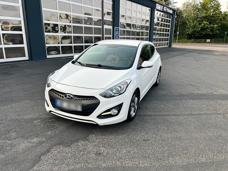 Weiß Gebraucht 2013 Hyundai i30 Kleinwagen | 5.300 € (Etwas zu teuer) - Bild 1/4