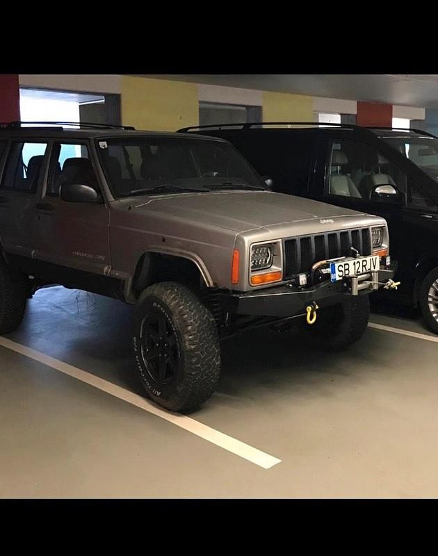 Grau Gebraucht 2000 Jeep Cherokee Overland SUV | 9.980 € - Bild 1/4