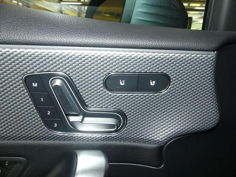 Gebraucht Mercedes A250 Progressive 160 PS (117 kW) 2023 Mountaingrau  met. Kleinwagen