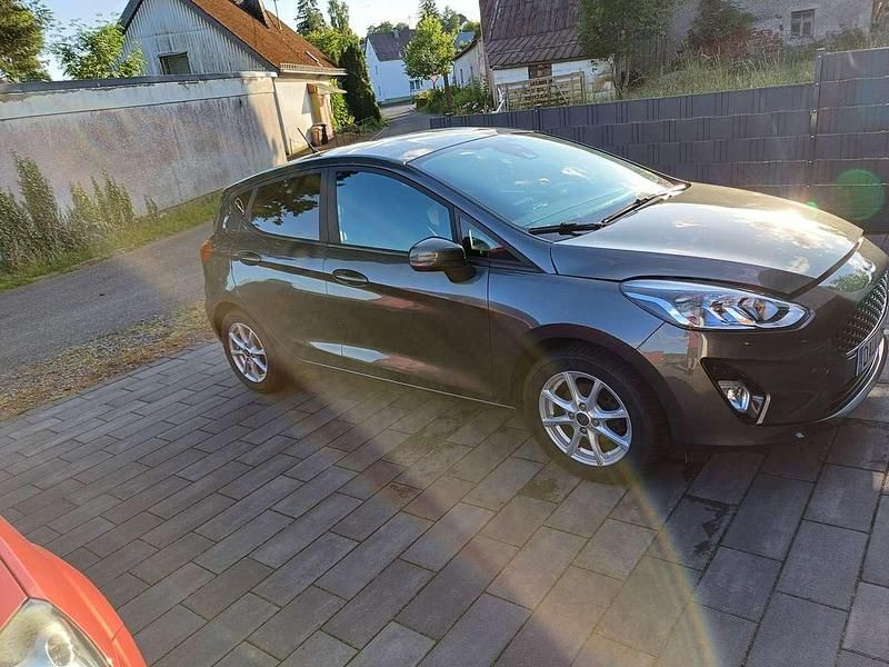 Grau Gebraucht 2018 Ford Fiesta Cool & Connect Kleinwagen | 9.800 € (Fairer Preis) - Bild 1/4