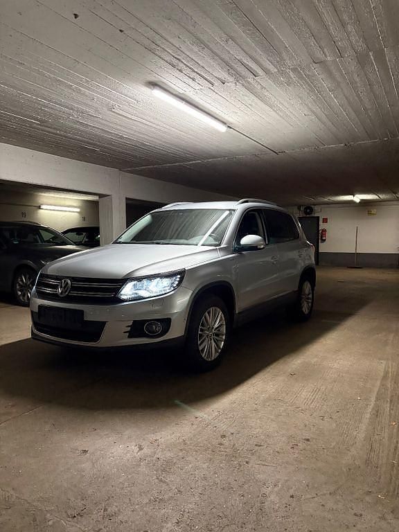 Grau Gebraucht 2014 VW Tiguan LOUNGE SUV | 17.200 € (Teuer) - Bild 1/4