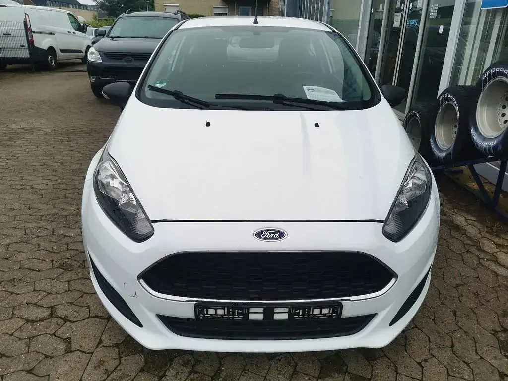 Gebraucht Ford Fiesta Ambiente 60 PS (44 kW) 2016 Weiß Kleinwagen