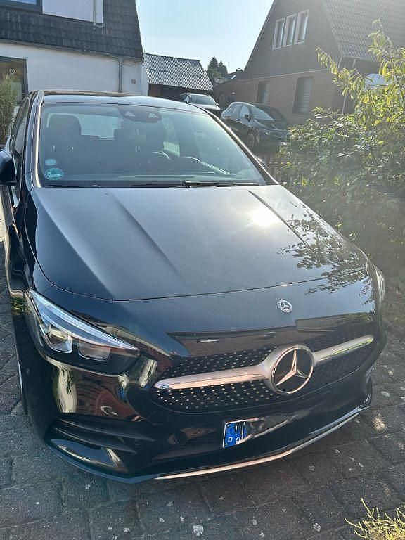 Schwarz Gebraucht 2019 Mercedes B180 AMG line Van / Kleinbus | 17.500 € (Superpreis) - Bild 1/4