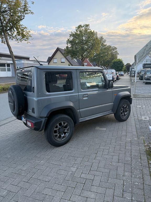 Grau Gebraucht 2022 Suzuki Jimny SUV | 26.900 € (Guter Preis) - Bild 1/4