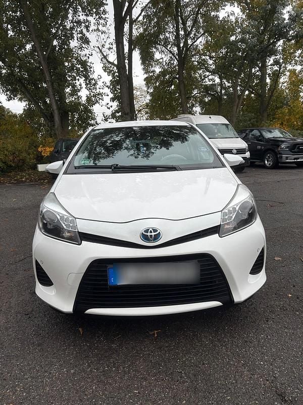 Weiß Gebraucht 2013 Toyota Yaris Hybrid Kleinwagen | 7.500 € (Guter Preis) - Bild 1/4