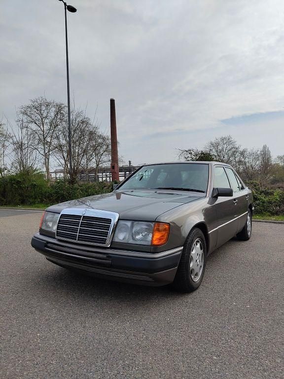 Brugt Mercedes E230 136 HK (100 kW) 1992 Grå Sedan