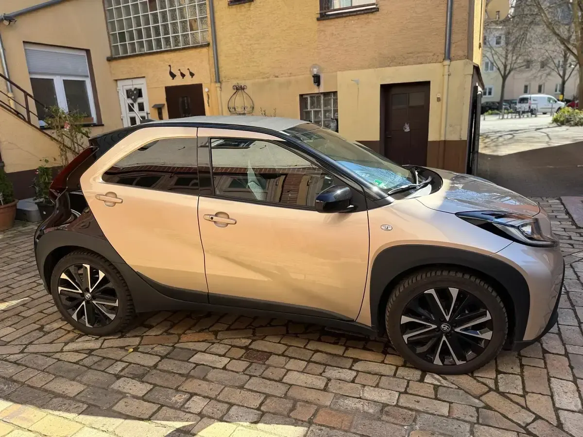 Gebraucht Toyota Aygo X Team 73 PS (53 kW) 2024 Gold SUV
