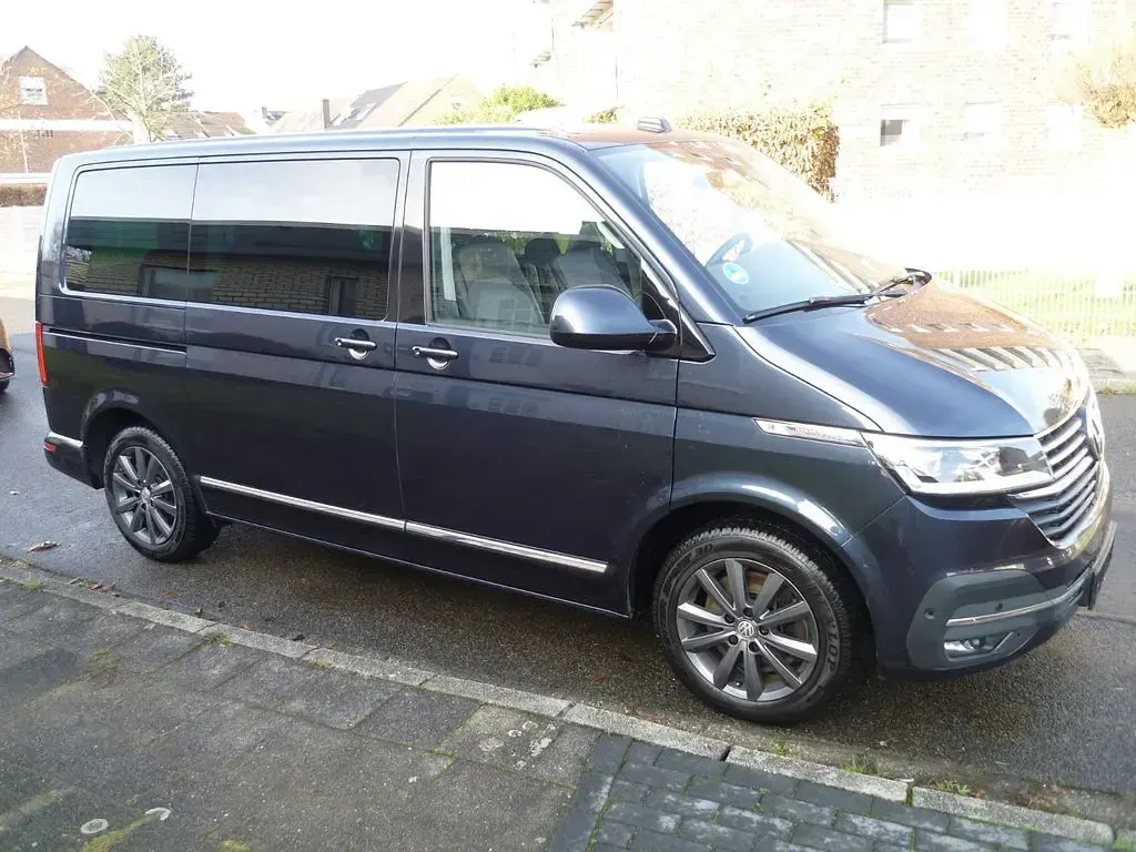 Gebraucht VW Multivan Highline 204 PS (150 kW) 2021 Blau Van / Kleinbus