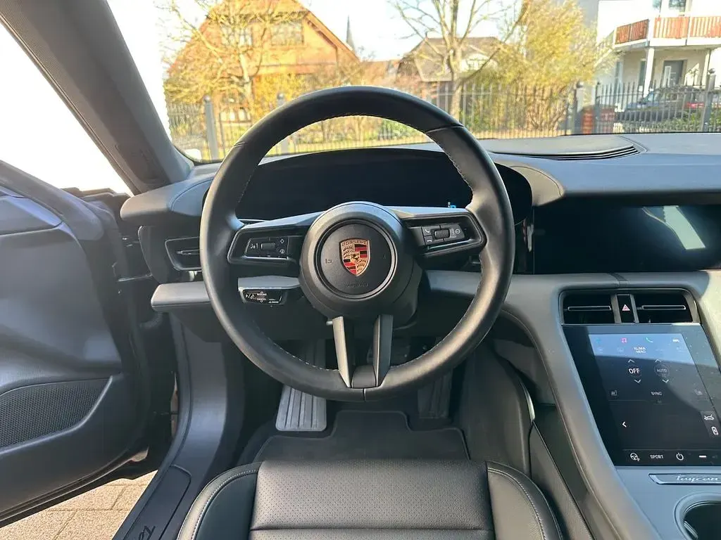 Second-hand Porsche Taycan 300 kW (408 CP) 2024 Negru Berlinǎ