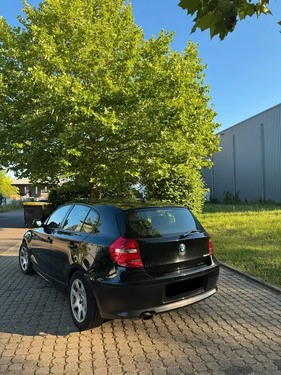 Gebraucht BMW 116 122 PS (89 kW) 2010 Schwarz Kleinwagen