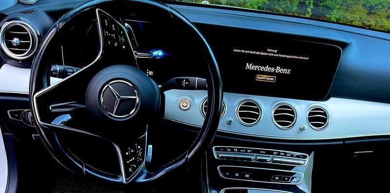Weiß Gebraucht 2021 Mercedes E220 Exclusive Kombi | 26.499 € - Bild 1/4