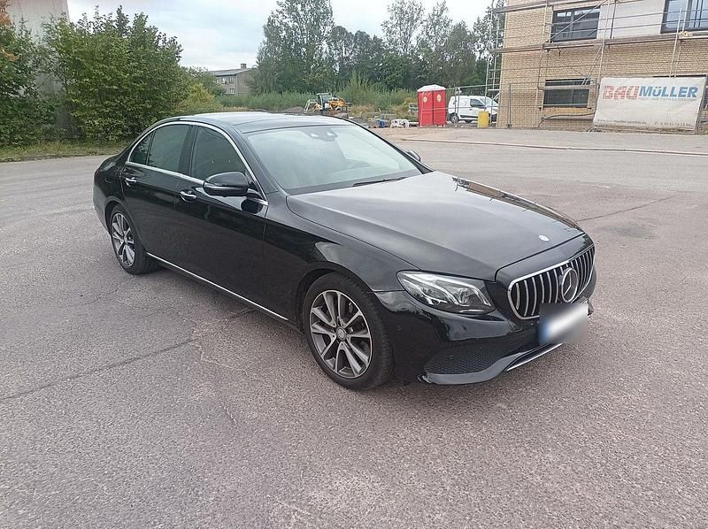 Gebraucht Mercedes E220 Avantgarde 194 PS (142 kW) 2016 Schwarz Limousine