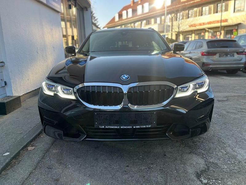 Schwarz Gebraucht 2022 BMW 320e Sport Line Limousine | 29.890 € (Guter Preis) - Bild 1/4