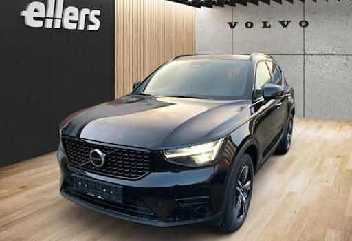 Neu Volvo XC40 Plus 197 PS (144 kW) 2025 Schwarz SUV