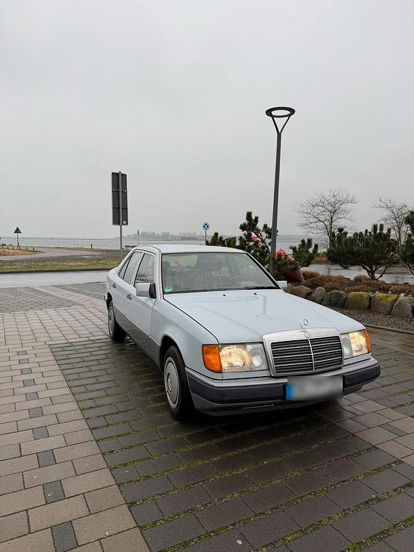 Second-hand Mercedes E230 131 CP (96 kW) 1991 Berlinǎ