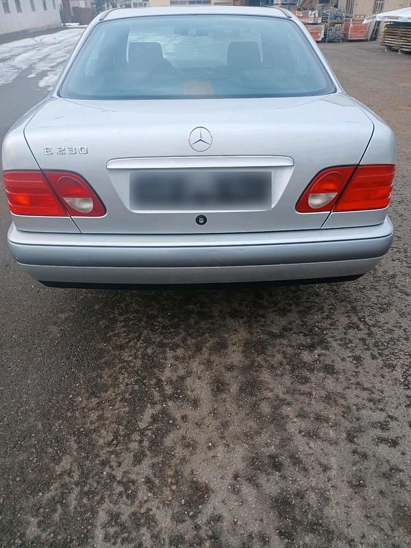 Gebraucht Mercedes E230 1991 Silber Limousine