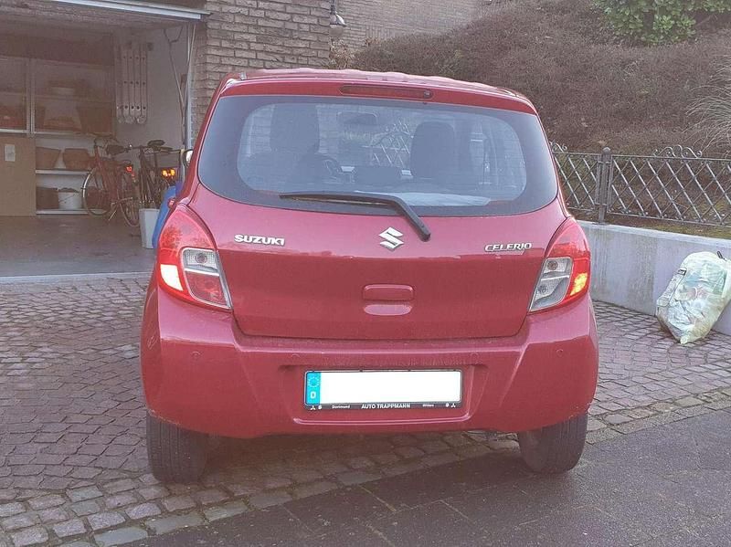 Gebraucht Suzuki Celerio Comfort 68 PS (50 kW) 2015 Rot Kleinwagen