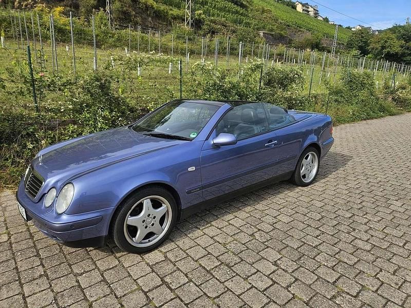 Blau Gebraucht 1999 Mercedes CLK320 Elegance Cabrio | 10.900 € - Bild 1/4