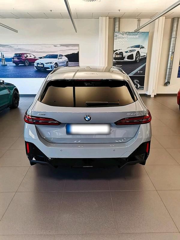 Gebraucht BMW 540 Shadowline 303 PS (222 kW) 2025 Grau Kombi