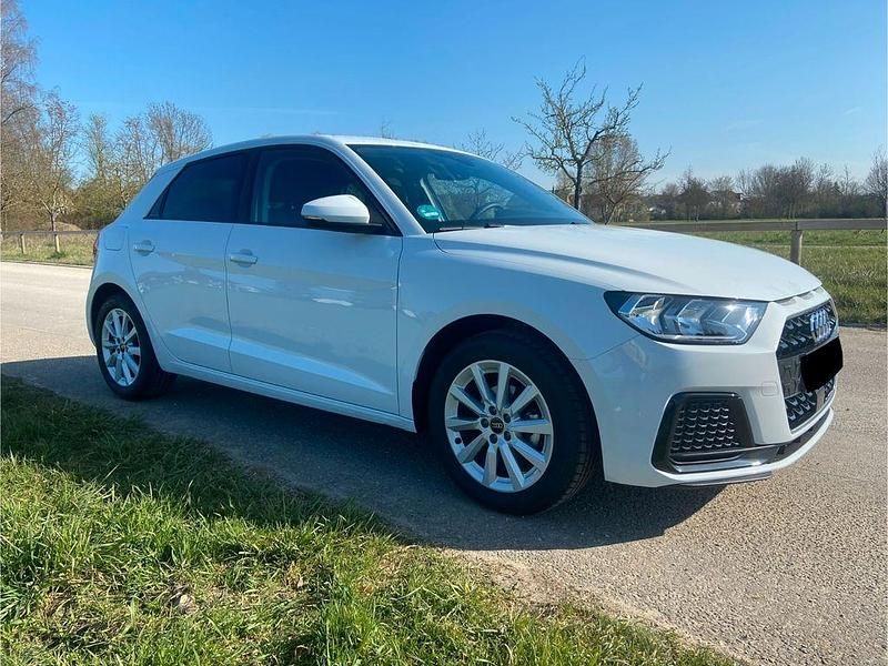 Weiß Gebraucht 2024 Audi A1 Sportback Kleinwagen | 18.900 € (Superpreis) - Bild 1/4