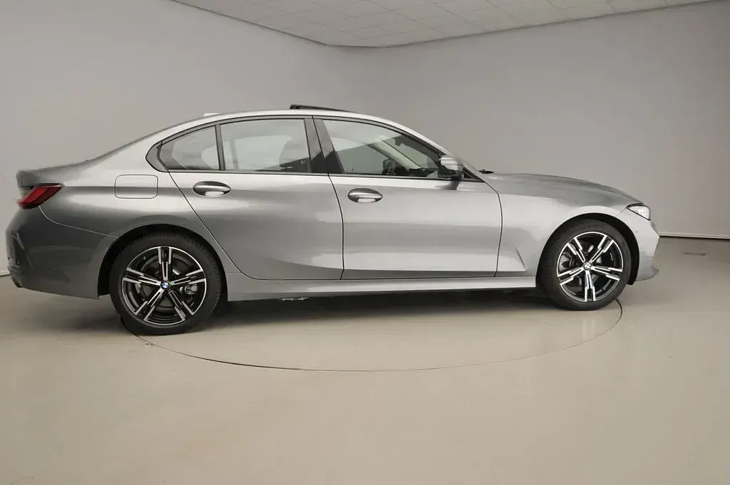 Gebraucht BMW 330e Sport Line 292 PS (214 kW) 2025 Blau Limousine