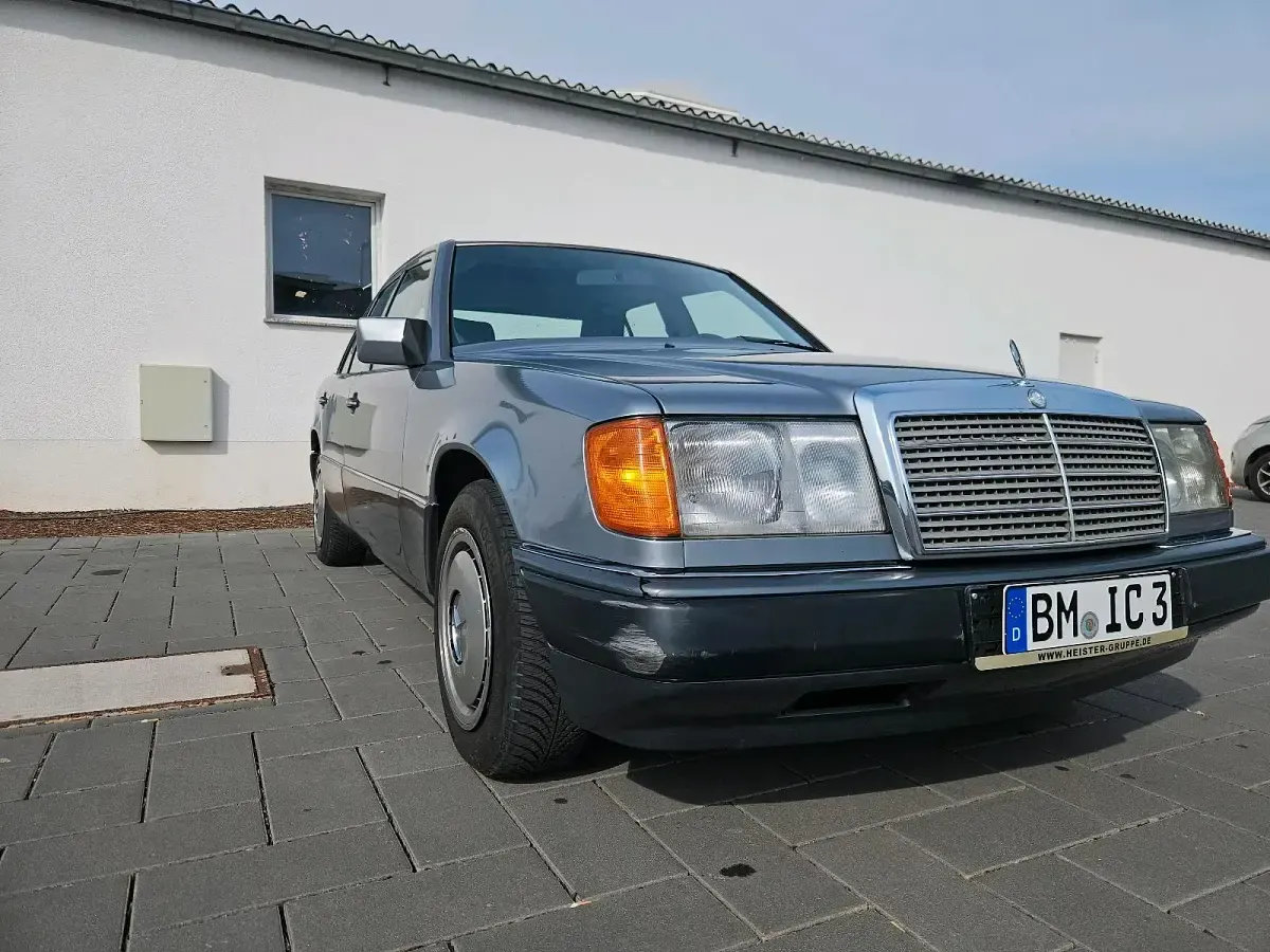 Gebraucht Mercedes E200 120 PS (88 kW) 1992 Blau Limousine