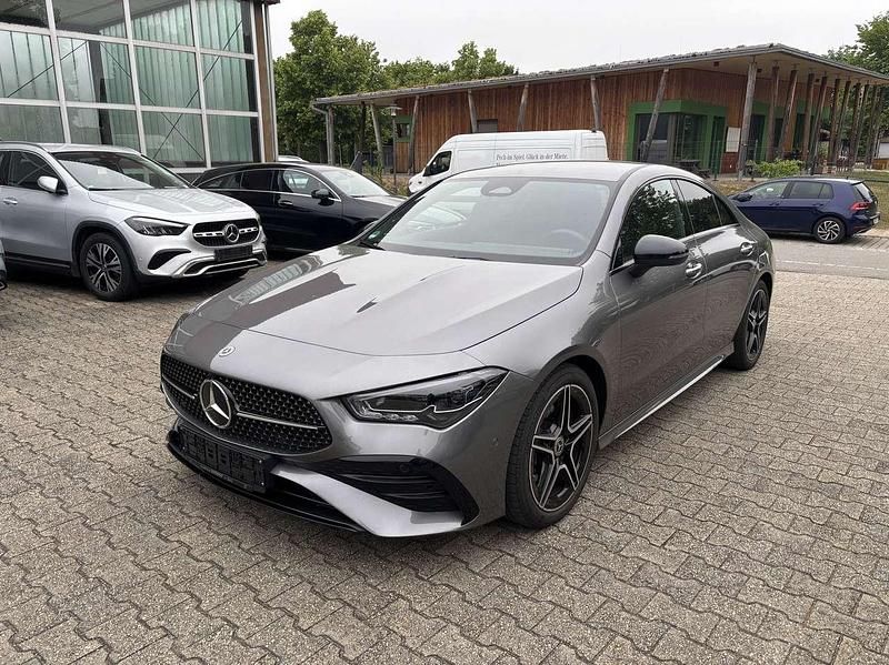 Mountaingrau Gebraucht 2024 Mercedes CLA200 AMG line Coupé | 36.500 € (Fairer Preis) - Bild 1/4