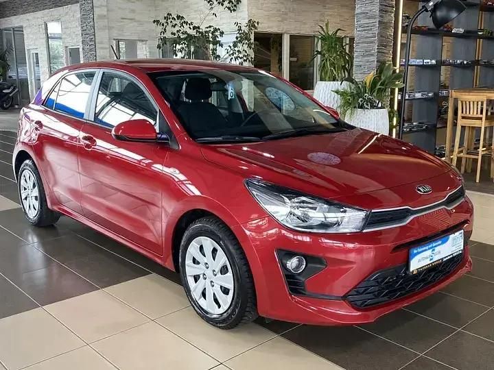Schneeweiß Gebraucht 2021 Kia Rio Kleinwagen | 16.500 € (Teuer) - Bild 1/4