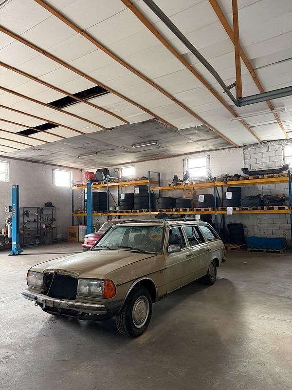 Gebraucht Mercedes 300 88 PS (64 kW) 1983 Grün Kombi